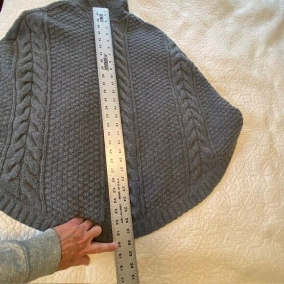 Eddie Bauer Lambswool Poncho Size M/L Gray Cable Knit Hooded Preppy Boho Cottage - Picture 9 of 11